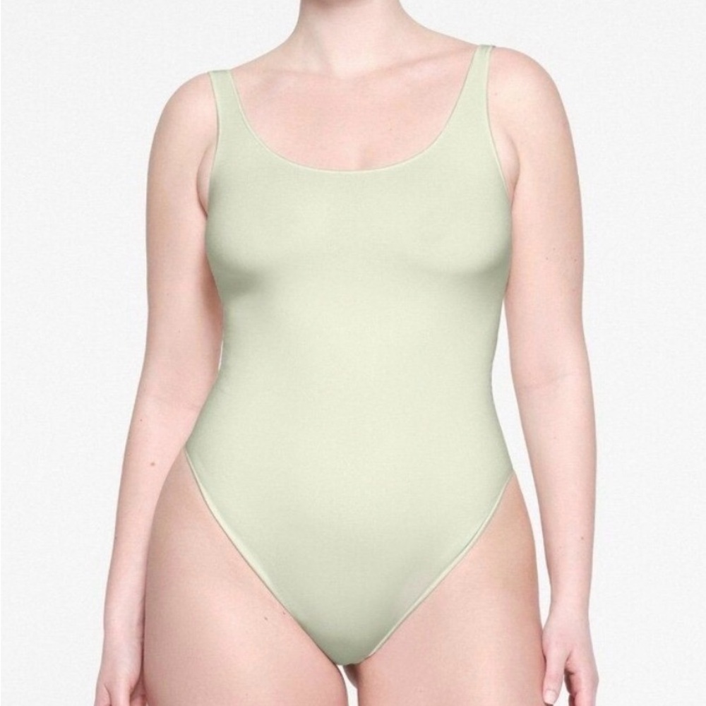 Essential Bodysuit Scoop Neck